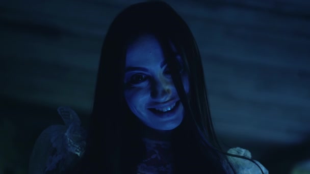 Божевільна посмішка на божевільному обличчі маніакальної жінки, таємнича атмосфера для збирання волосся — стокове відео