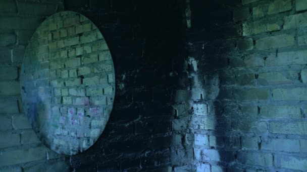 Skrämmande svarthårig spöke i spegelreflektion, konstig hemsökt byggnad — Stockvideo