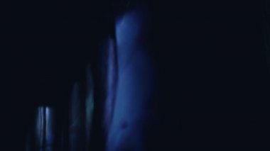 Depresyon mağduru karanlıkta cama nefes alıyor, sadece stres yaşıyor.