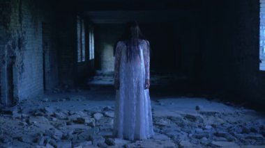 Omurga ürperten ölü gelin hayaleti terk edilmiş odada sallanıyor, korku hikayesi.