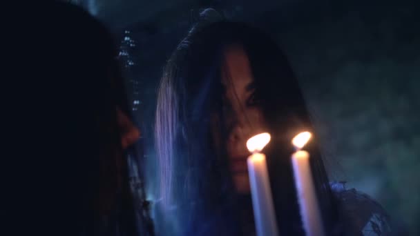 Verängstigte Frau mit brennender Kerze im Spiegel, Unterwelt-Verbindung — Stockvideo