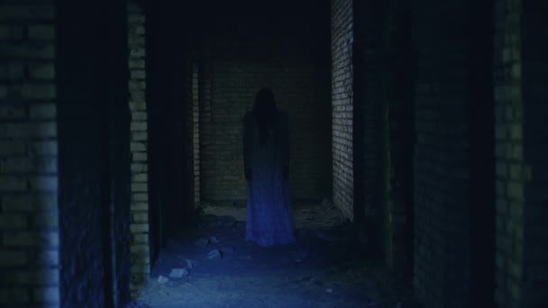 Fantasma aterrador vagando espeluznante casa embrujada, alma muerta novia en busca de la paz — Vídeo de stock
