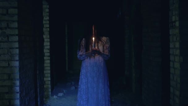 Bougie fantôme sans visage brûlant dans un château sombre, rituel de magie noire, thriller 