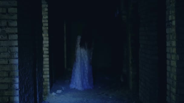 Fille zombie effrayant errant dans le château hanté abandonné, attaque de morts-vivants 