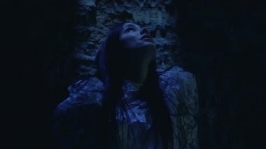 Çaresiz bir kaçırılma kurbanı karanlık bir yerde ağlıyor ve kurtarılmayı bekliyor.