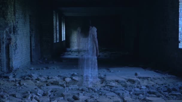 Fantôme féminin marchant et disparaissant dans un vieux bâtiment abandonné, esprit du passé — Video