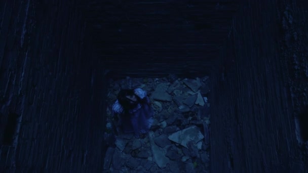 Scary woman trapped in deep hole, evil creature looking for escape from tomb — Stock Video