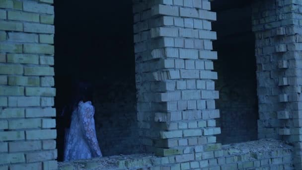 Ijesztő halott nő szellem kóborol elhagyatott épület, keresi a nyugalmat a béke — Stock videók