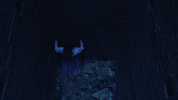 Беспомощная женщина стучится в слепую стену, преодолевая проблемы в одиночку, кошмар — стоковое видео