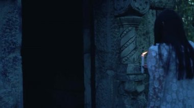 Gizemli gelin yanan mumlarla antik taş mezarlara giriyor.