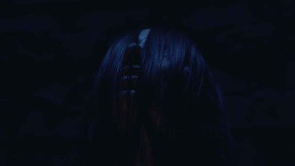 Miserabele jonge vrouw bidt in de duisternis, vraagt God om genade, geloof en hoop — Stockvideo