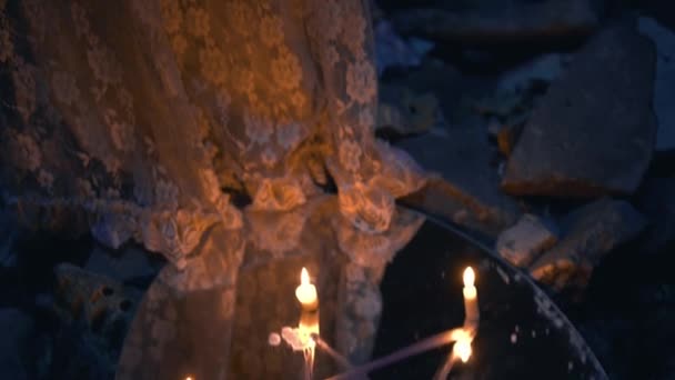 五芒星在镜子上的符号，奇怪的女人在黑暗中拿着蜡烛，黑色魔法 — 图库视频影像
