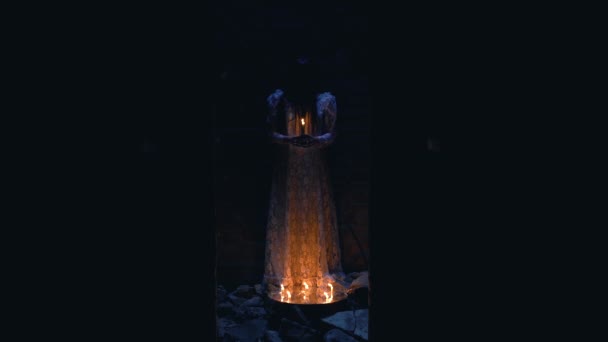Готична відьма робить магічний ритуал зі свічками та дзеркалом, називаючи мертві душі — стокове відео