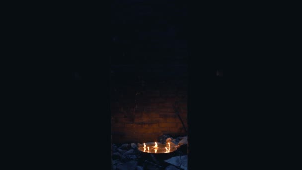 Чарівне дзеркало з пентаграмом і палаючі свічки в страшному темному підвалі, окультизм — стокове відео