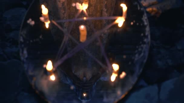 Таинственная пентаграмма на ритуальном зеркале, отражение оккультного фокусника со свечой — стоковое видео
