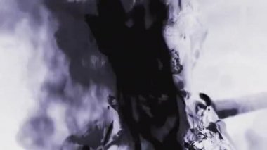 Yanan bir bebeğin ürkütücü yanmış yüzü, siyah duman, korku sahnesi