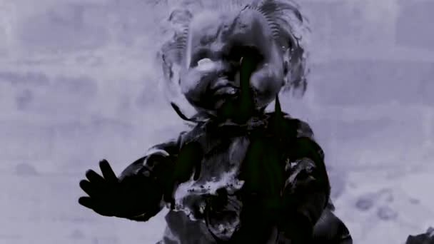 Жуткая кукла в огне, ритуал черной магии, сцена ужаса, злая тварь, ад — стоковое видео