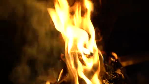 Cara quemada de una muñeca ardiente, oscuridad, escena de horror, criatura malvada — Vídeo de stock