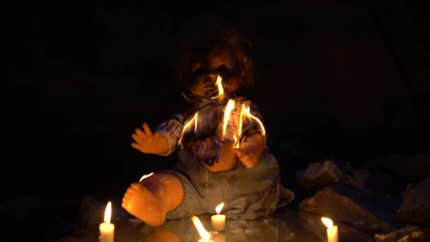 Doll branden in een donkere plaats, griezelige scène, kwaad occult ritueel, duisternis — Stockvideo