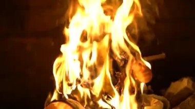 Aynada yanan ürpertici bebek, şeytani karanlık sahne, kara büyü ritüeli, okültizm