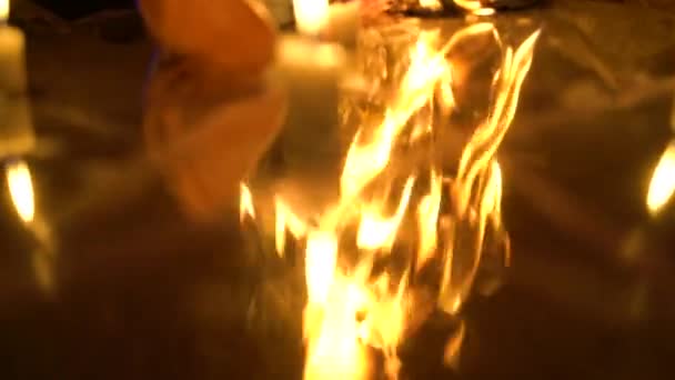 Αποκρυφιστικό τελετουργικό, κούκλα να καίγεται στον καθρέφτη σε ένα ανατριχιαστικό μέρος, αποκαλώντας το κακό πνεύμα — Αρχείο Βίντεο