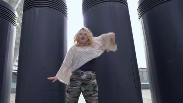 Sexy chica de tamaño grande bailando al aire libre, desafiando los estándares de belleza poco realistas — Vídeos de Stock