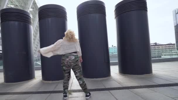 Флиртующая толстуха танцует на городской улице, ломает стереотипы, любит себя — стоковое видео