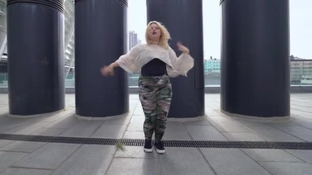 Красивая толстая женщина танцует соблазнительно на открытом воздухе, восприимчивость к себе — стоковое видео