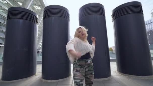 Aantrekkelijke plus size meisje dansen hip-hop in straat, lichaam positiviteit trend — Stockvideo