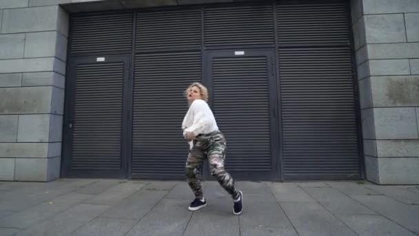 Elegante chica de tamaño grande realizando danza callejera al aire libre, rompiendo estereotipos — Vídeos de Stock