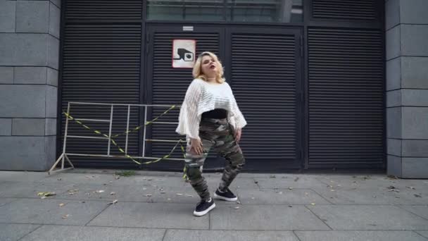 Danseuse hip-hop rebelle qui passe à la musique dans la rue, mode de vie urbain — Video