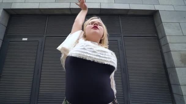 Apasionada mujer de talla grande bailando en la calle de la ciudad. Aceptar todos los tipos de cuerpo — Vídeos de Stock