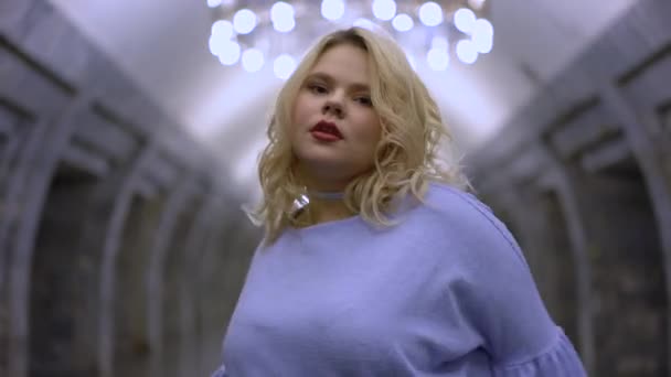 Plus size ragazza che balla in metropolitana, impegnativi standard di bellezza, autostima — Video Stock