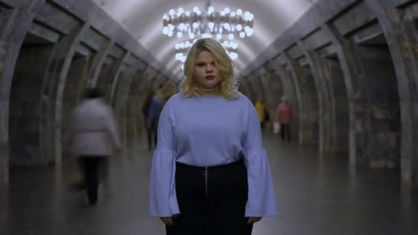 Plus-Size-Frau steht allein an U-Bahn-Station, Menschen eilen im Zeitraffer — Stockvideo