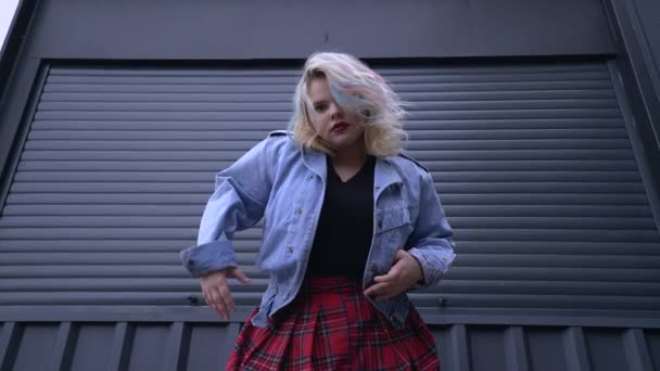 Provokant stylisches Plus-Size-Girl posiert und bricht mit Körperbild-Stereotypen — Stockvideo
