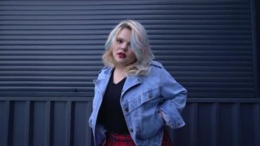 Dışarıda dans eden genç bir kadın kameraya bakıyor, sokak hayatı, özgürlük.