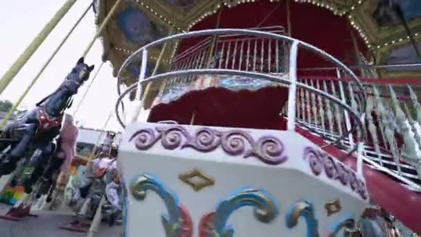 Självsäker snygg flicka njuter av karusell-tur, färgglada liv, kreativitet — Stockvideo