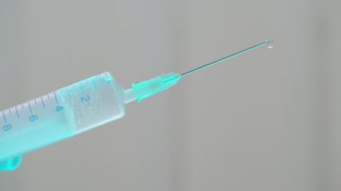 Tıbbi şırınga, iğneden damlayan sıvı, hastalık için antibiyotik tedavisi