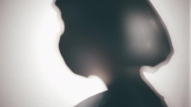 Yorgun bir yoğun bakım doktoru, vardiyadan sonra tıbbi maskesini çıkarıyor.