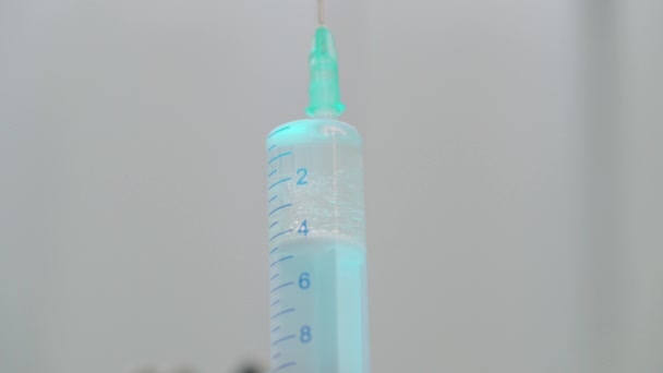 Close-up de medicação em seringa, vacina experimental para doença viral — Vídeo de Stock