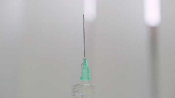 Gouttes liquides sur aiguille de seringue, injection d'aide d'urgence, services de santé — Video