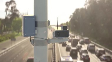 Otoyolun üstündeki trafik kameraları, ihlalleri izlemek, trafik sıkışıklığı.