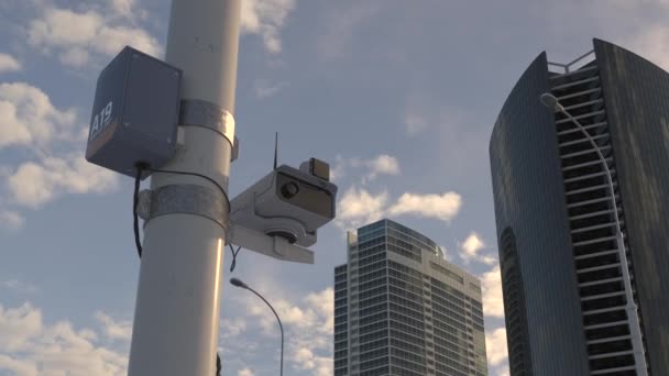 Câmara de trânsito da cidade ao pôr-do-sol ou ao amanhecer, vigilância 24 horas, monitorização — Vídeo de Stock