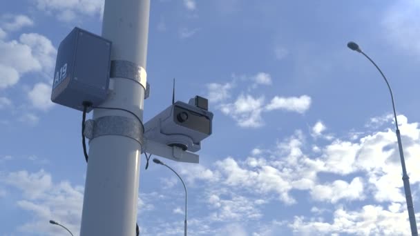 Verkeerscamera-eenheid monitoring overtredingen, snelheidsovertredingen, verkeersbewaking CCTV — Stockvideo