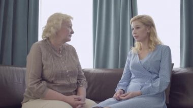 Yaşlı anne üzgün kızı teselli ediyor, sorunları tartışıyor, aile bakımı, yardım