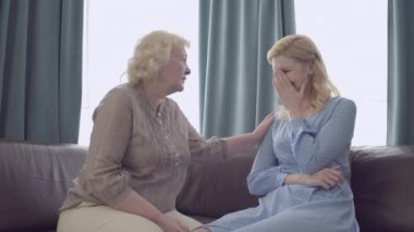 Anne şefkati, ağlayan kız evlat, aile birlikteliği, ebeveynlerin sevgisi.