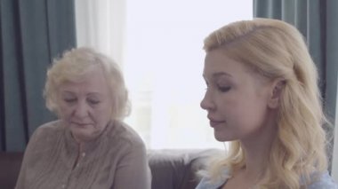 Anne ve kızı birbirlerine bakmaları, aile içi çatışmalar, tartışmalar.