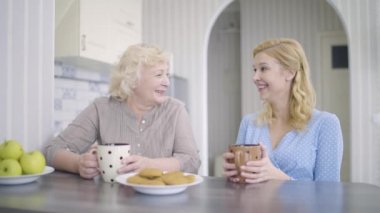 Mutlu bir anne-kız sohbeti, anne-baba ziyareti, birliktelik.