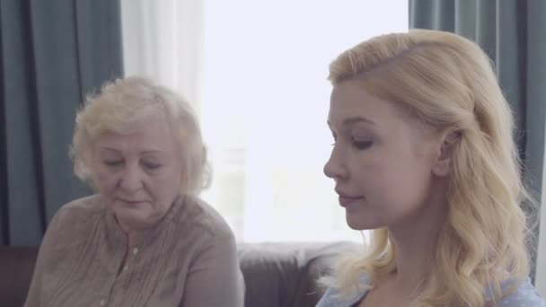 Obrażona matka i córka patrzące na siebie, konflikt rodzinny, kłótnia — Wideo stockowe