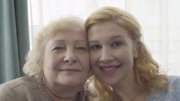 Szczęśliwa córka całuje matkę w policzek, bliskie relacje rodzinne, miłość i opieka — Wideo stockowe